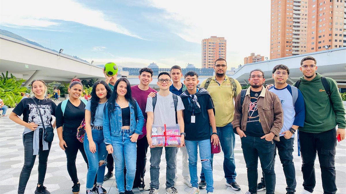 Johnathan con el grupo de agentes al final de un training